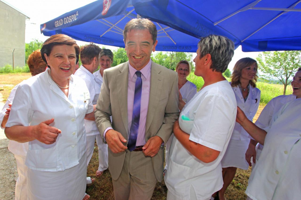 '05.07.2010., Gospic - Ministar Zdravstva i Socijalne skrbi Darko Milinovic posjetio je bolnicu u Gospicu gdje je pustio u rad uredjaj za magnetsku rezonanciju. Uz Ministra nazocni su bili ravnateljic