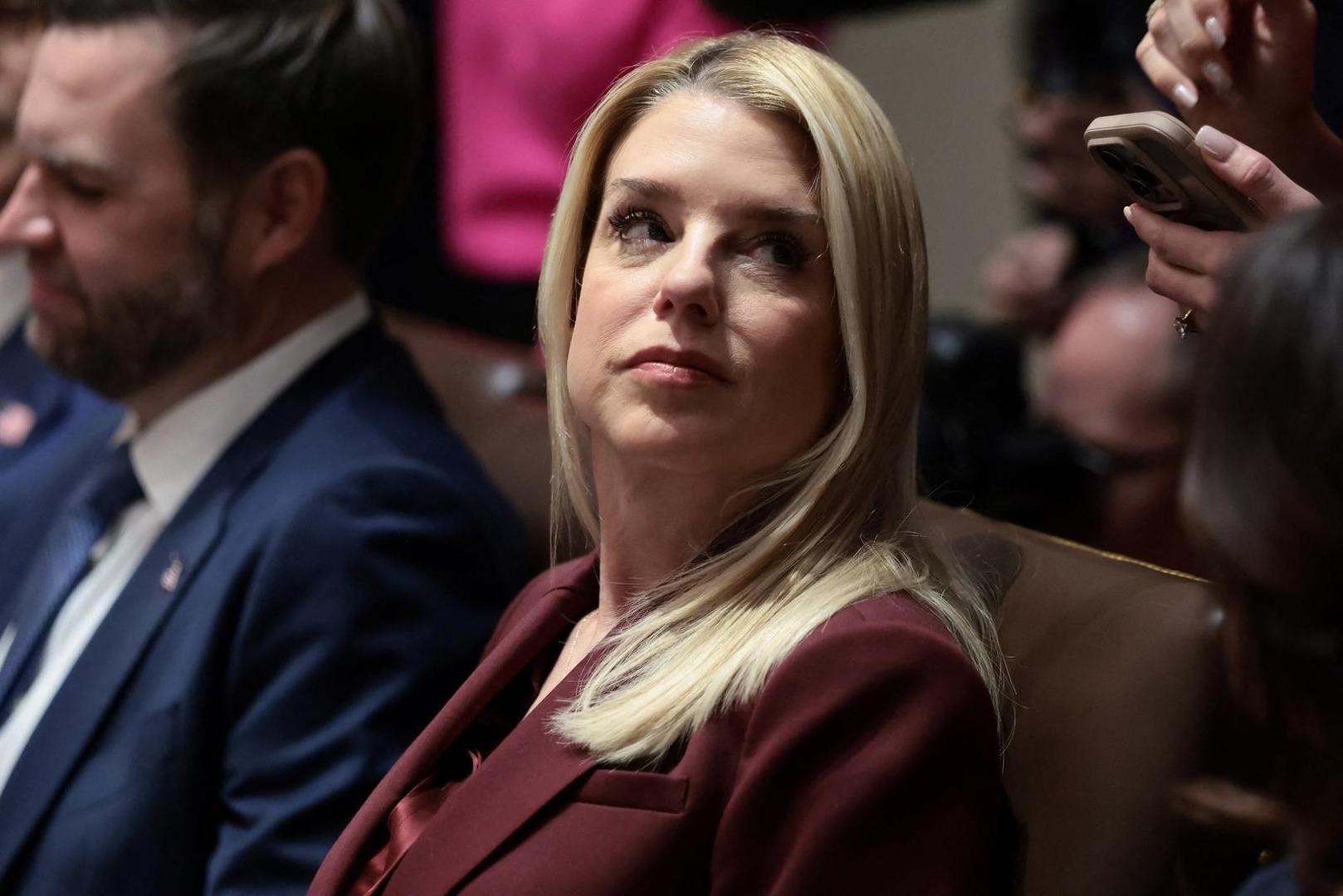 Smjena na vrhu američkog Ministarstva pravosuđa ponovno je uzdrmala administraciju predsjednika Donalda Trumpa. Dužnosti je razriješena državna odvjetnica Pam Bondi, jedna od njegovih najbližih političkih saveznica. No tko je zapravo žena koja je godinama bila dio njegova političkog kruga?