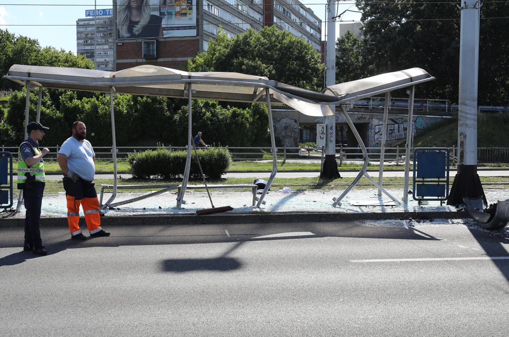 11.06.2022.,Zagreb - Vise ljudi ozlijedjno je u teskoj nesreci na Aveniji Marina Drzica .Vozac je automobilom pokupio tramvajsku stanicu na kojoj je bilo pjesaka Photo: Emica Elvedji/PIXSELL