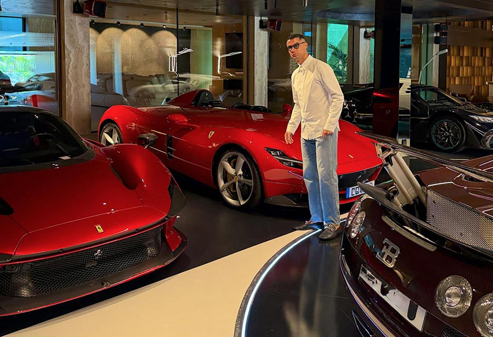 Portugalska superzvijezda Cristiano Ronaldo objavila je nekoliko fotografija svojih vrhunskih automobila na svom Instagram profilu uz opis: "Moje igračke."