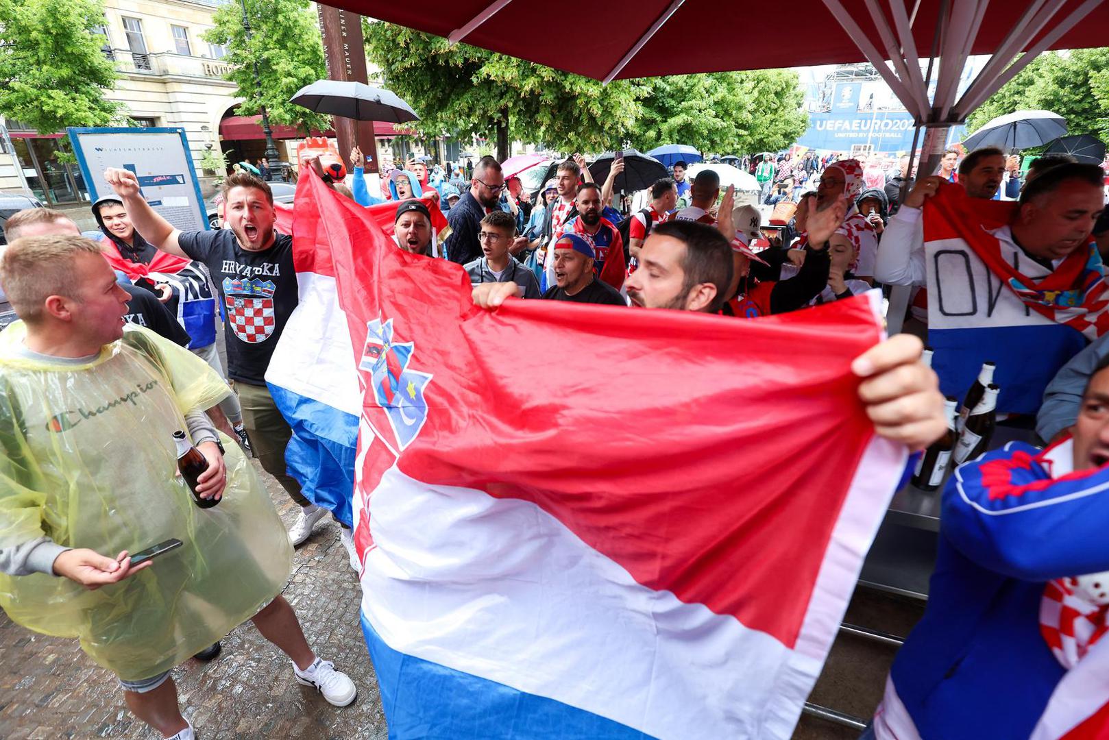 Hrvatski navijači zagrijavaju se za početak utakmice protiv Španjolske u Berlinu