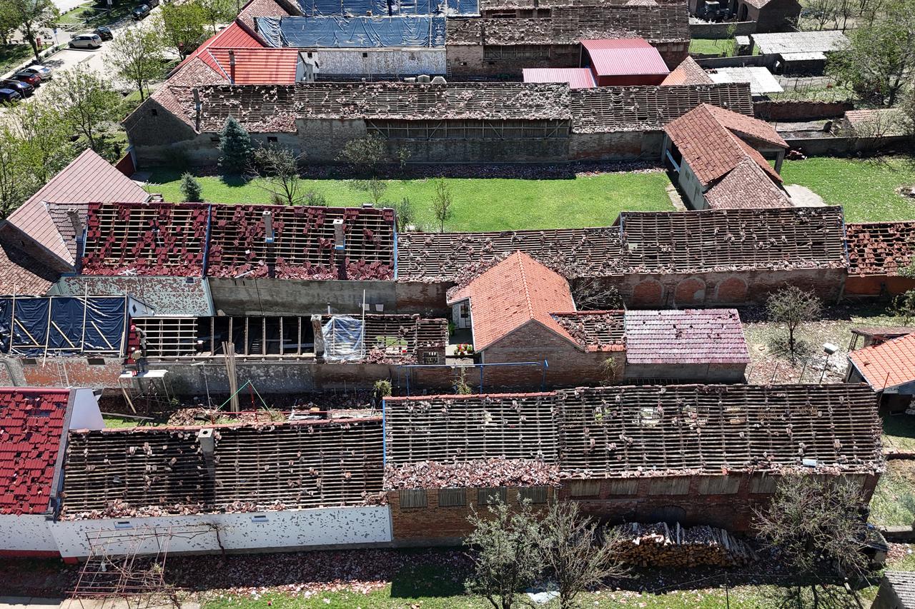 Pogled iz zraka na štetu na krovovima u Bošnjacima 