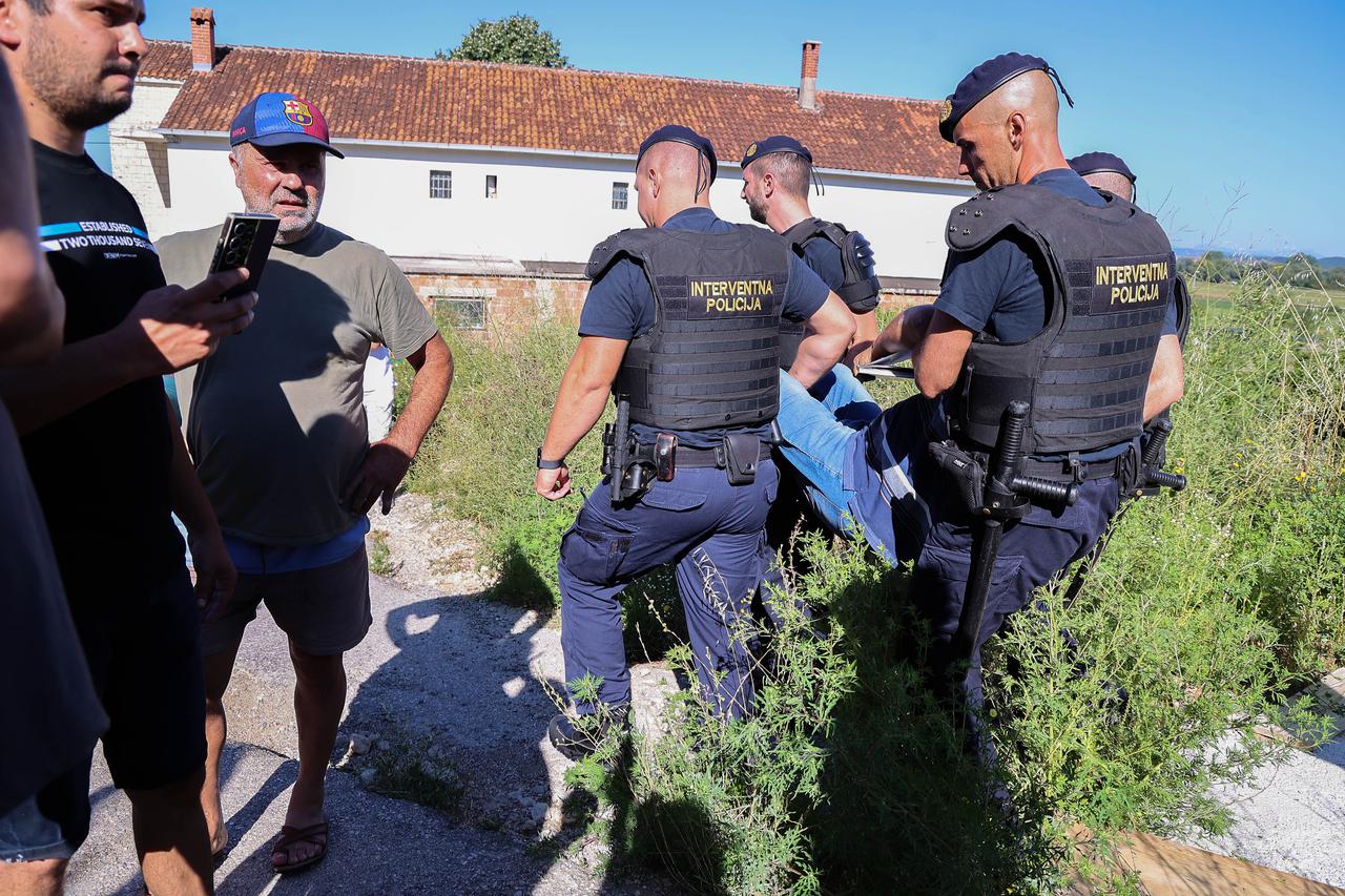 Gala: Deložacija sa privatnog zemljišta
