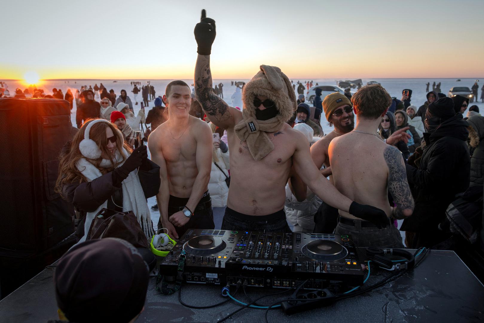 Usprkos ekstremnim temperaturama koje padaju debelo ispod nule i čestim nestancima struje, Kijevljani su se okupili na zaleđenim rijekama kako bi uživali na otvorenom, ali i prikupili donacije za Ukrajinske oružane snage.