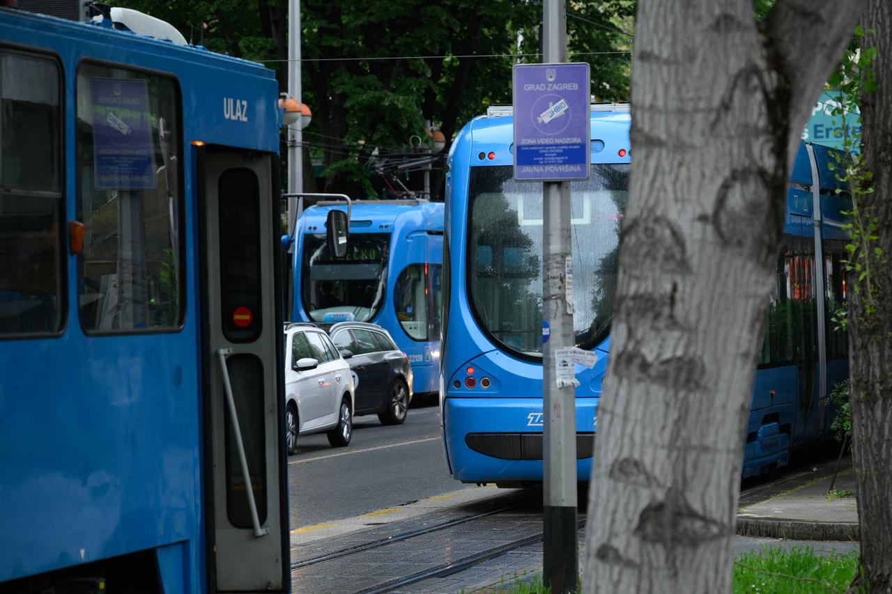 Zagreb: Velika prometna gužva i zastoj tramvaja u Savskoj ulici