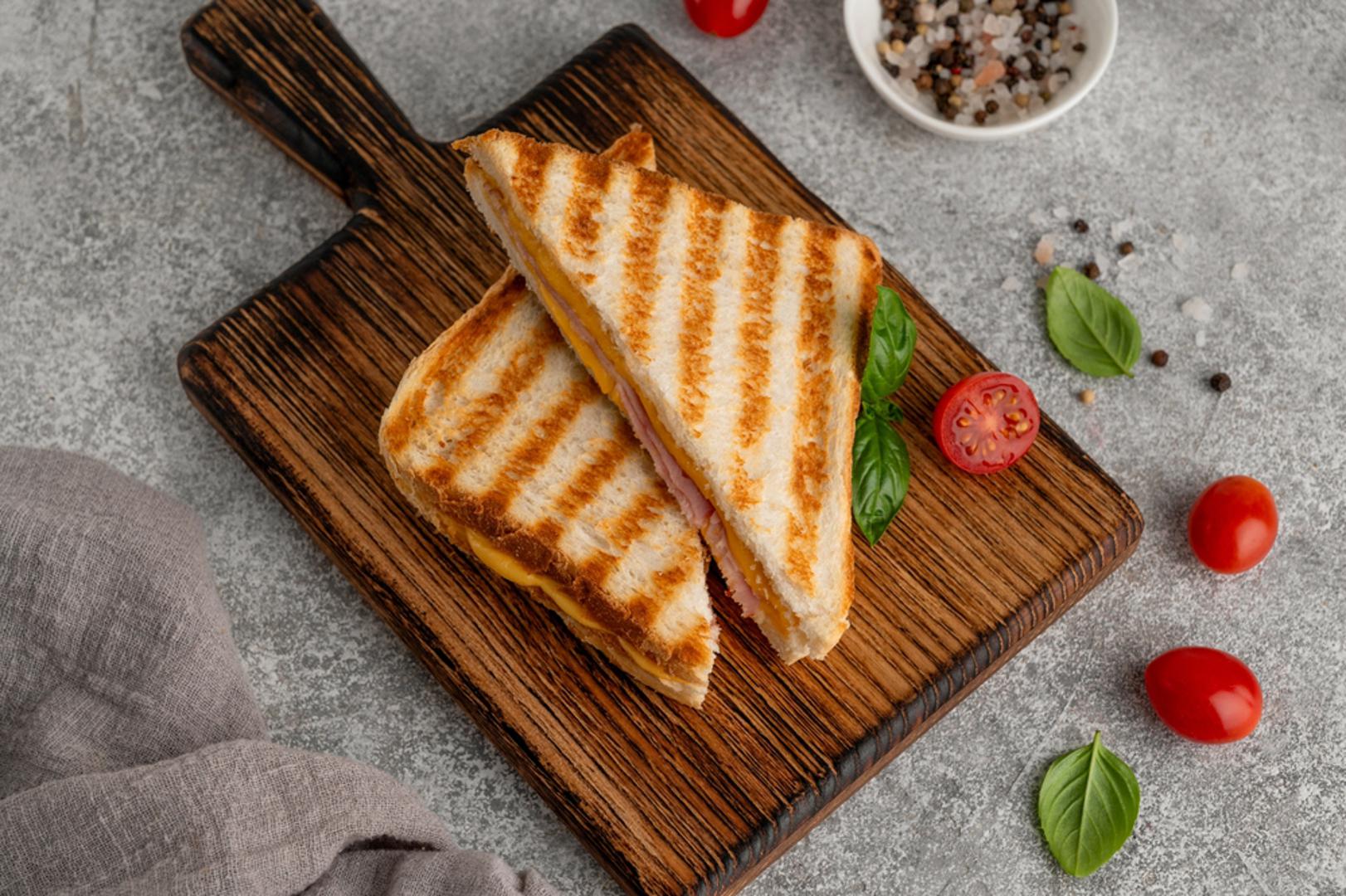 Zapečeni tost ili sendviči sa šunkom i sirom: Kuhanu šunku narežite na tanke ploške ili sitnije komade, složite je između kruha sa sirom i po želji dodajte malo senfa, vrhnja ili kiselih krastavaca. Takav sendvič zatim se zapeče u tosteru, pećnici ili na tavi dok kruh ne postane hrskav, a sir se lijepo ne otopi. Riječ je o brzom i jednostavnom obroku koji je idealan za doručak, večeru ili međuobrok.
