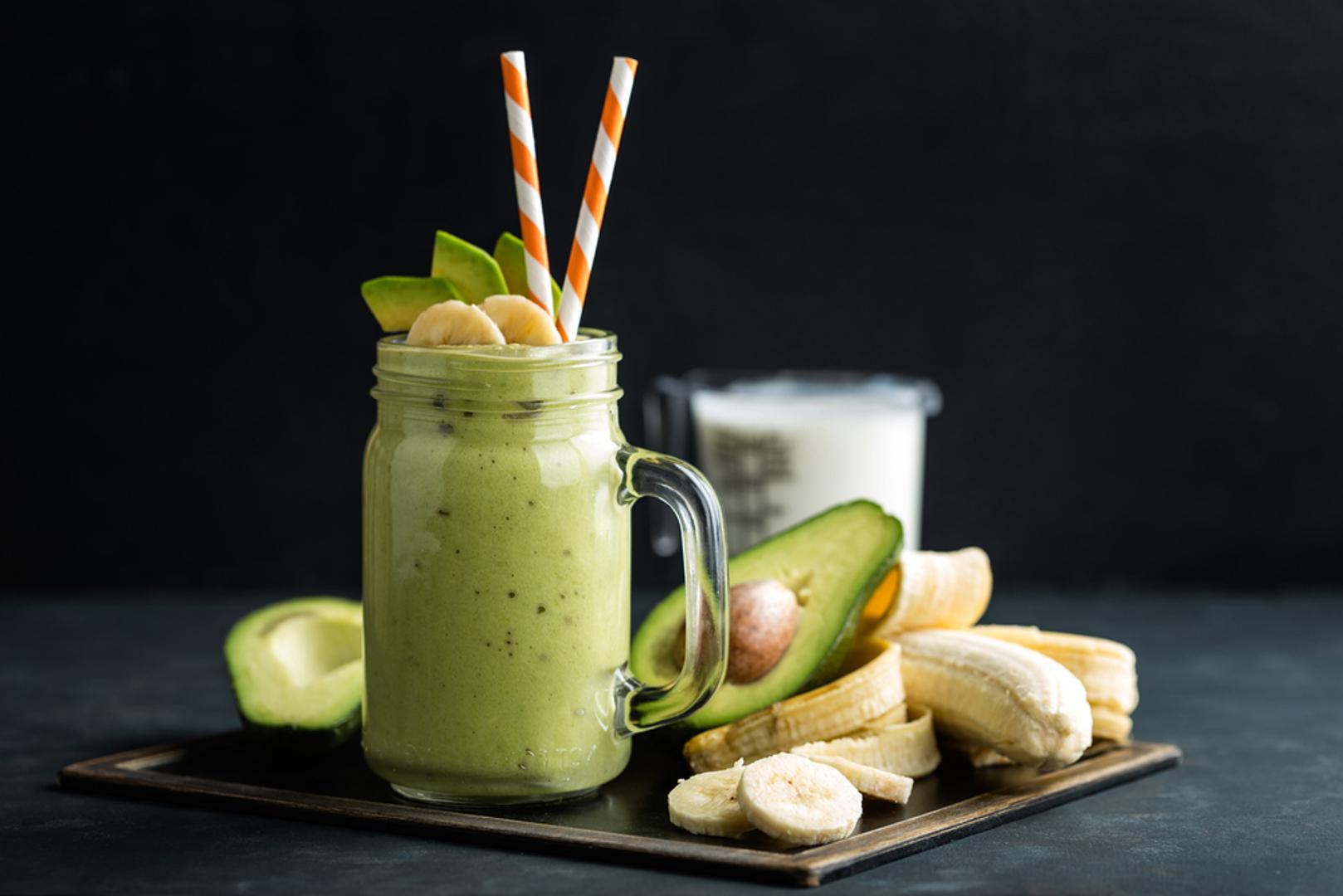 Banane i avokado: Alkohol ispire kalij iz organizma, što može dovesti do slabosti i grčeva u mišićima. Banane i avokado prirodno su bogati kalijem i mogu pomoći u vraćanju izgubljenih minerala. Osim što ćete se riješiti mamurluka, osjećat ćete se sito.