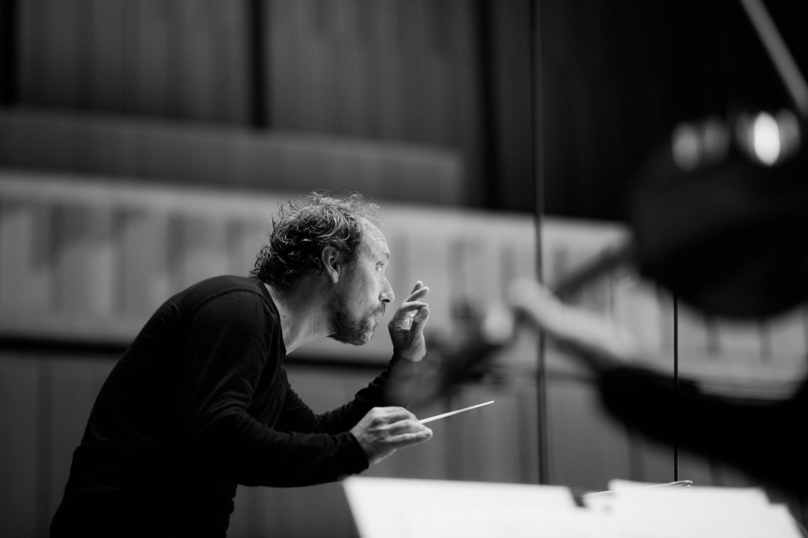 Maestro Otto Tausk glazbeni je ravnatelj orkestra i umjetnički savjetnik njegove škole