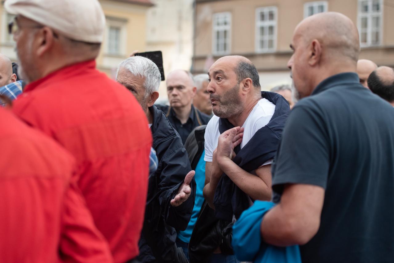 Zagreb: Bubnjari svojim glasnim sviranjem isprovocirali  sudionike misnog slavlja