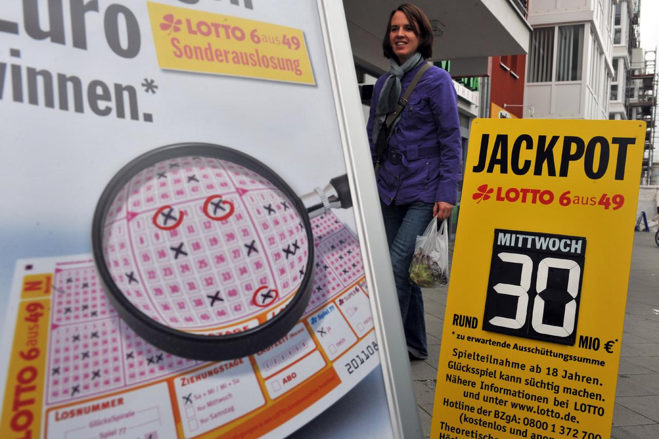 Signs advert for the lotto jackpot of 30 million euro in Freiburg, Germany, 22 September 2009. The fourth-biggest jackpot in German lotto history has again not been hit and will rise to 30 million euro when the lotto numbers are drawn on 23 September. Pho