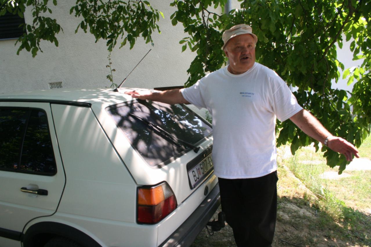 '26.07.2013., Bjelovar, 65-godisnji umirovljeni policajac Radovan Zdrilic prije par dana na neobican je nacim ostao bez 35.000 kuna. Izlazeci iz dvorista vrecicu s novcem stavio je na krov svoga staro
