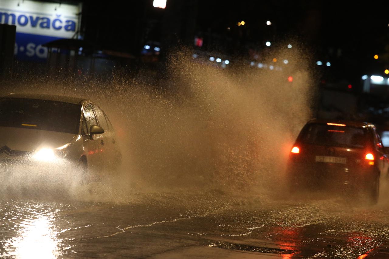 Split: Obilna kiša stvorila probleme u prometu i poplavila ceste