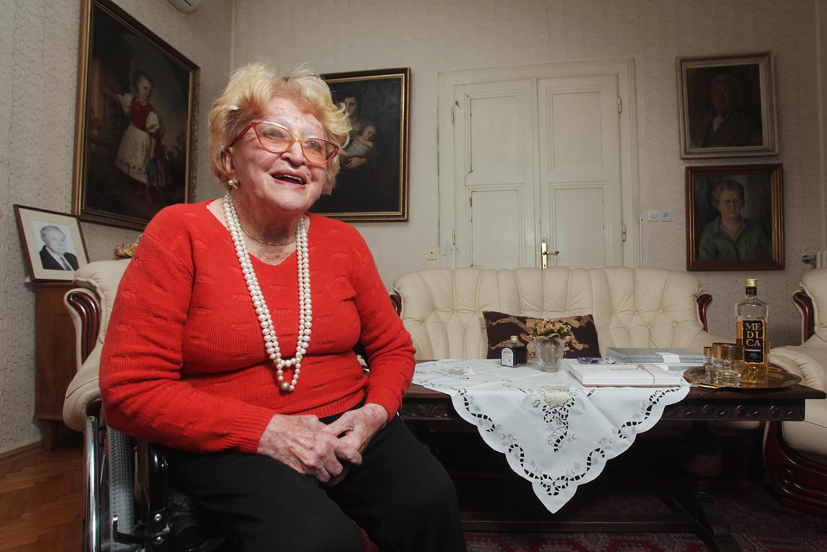  Da joj komentari i mišljenja drugih o svojim postupcima nisu bitni, pokazala je rekavši: "Život svojih roditelja platila sam seksom i nije mi žao. A kaj će te vi misliti o meni, baš me briga."