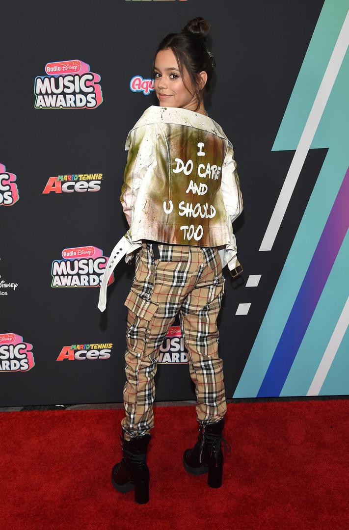 Tako se i zvijezda serije "Stuck in the middle" mlada glumica 15-godišnja Jenna Ortega poslala poruku Melaniji Trump. Odijenula je jaknu s natpisom "Da, mene je briga i vas bi isto trebalo biti". 