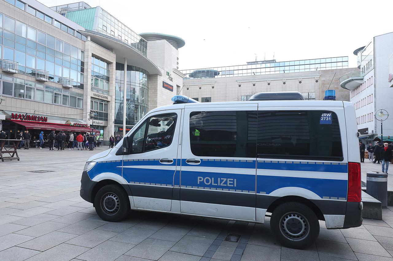 Navijači Hajduka okupljaju se u centru grada uoči početka utakmice između Borussije Dortmund i Hajduka