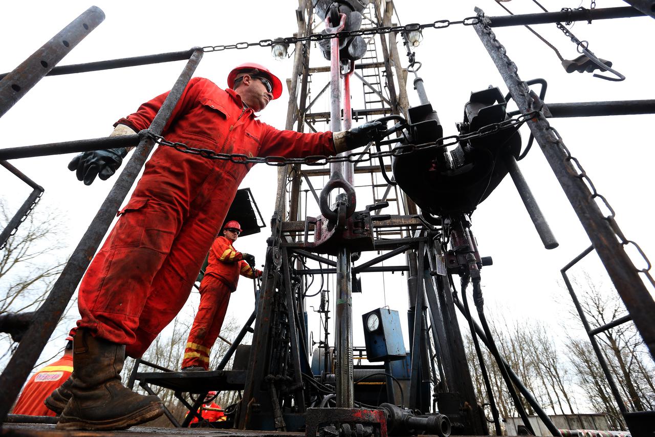 15.11.2016., Ivanic Grad - Naftno polje Ivanic Grad, direktor Crosca g. Igor Kruljac s radnicima i inzinjerima na remontu naftnog postrojenja.  Photo: Robert Anic/PIXSELL