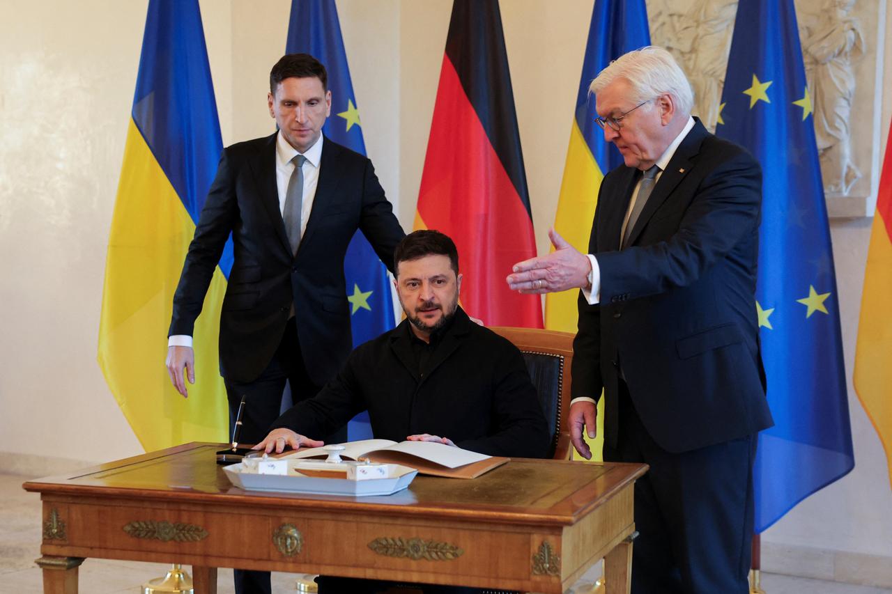 storyeditor/2025-12-15/2025-12-15T125047Z_1974760342_RC20HIA0R77A_RTRMADP_3_UKRAINE-CRISIS-GERMANY-ZELENSKIY.JPG
