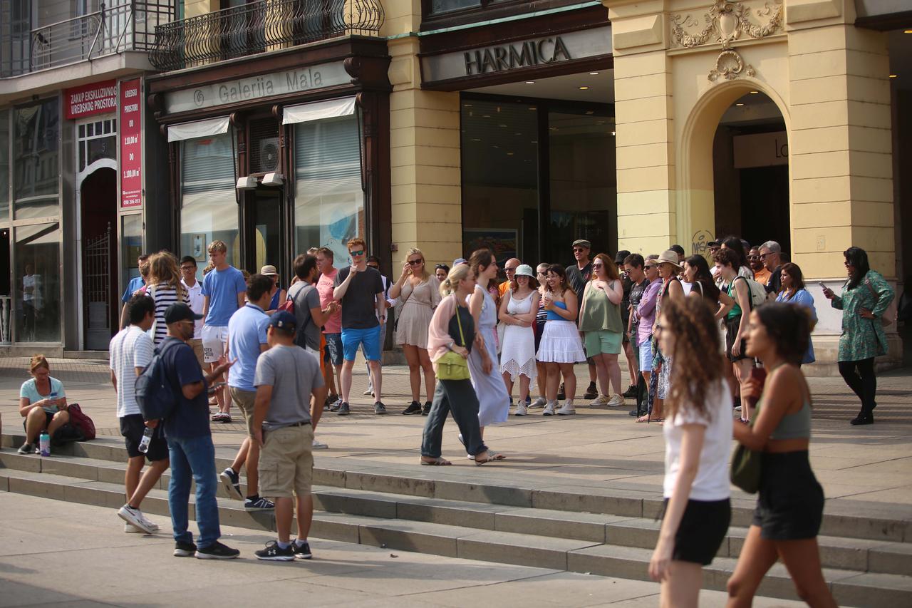 Zagreb: Turisti u razgledavanju gradskih znamenitosti