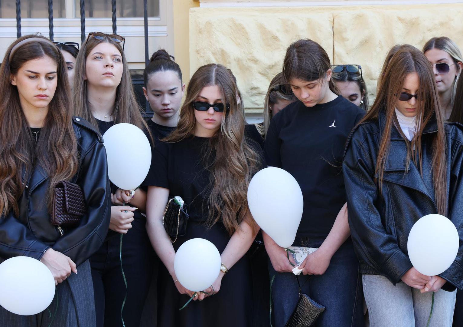 Tragedija je izazvala velik val tuge i reakcija javnosti, posebno među mladima i Lukinim vršnjacima koji se od njega opraštaju posljednjih dana.