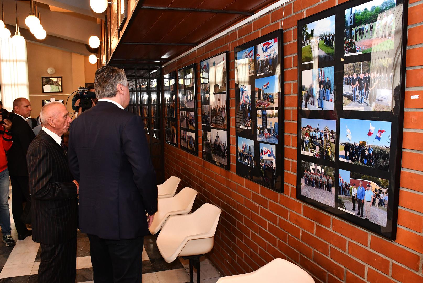11.06.2022., Djakovo - Predsjednik Republike i vrhovni zapovjednik Oruzanih snaga Republike Hrvatske odao je u Djakovu pocast polaganjem vijenca i paljenjem svijece poginulim pripadnicima 122. brigade HV-a i svim poginulim, nestalim i preminulim hrvatskim braniteljima kod Spomen obiljezja poginulim hrvatskim braniteljima Đakovštine. Potom je nazocio na otvorenju foto izlozbe „Ne dirajte mi ravnicu“ – foto presjeka 15 godina rada Udruge veterana 122. brigade HV-a i na Svecanoj akademiji povodom 15. obljetnice osnutka Udruge veterana 122. brigade Hrvatske vojske Djakovo.  Photo: Ivica Galovic/PIXSELL