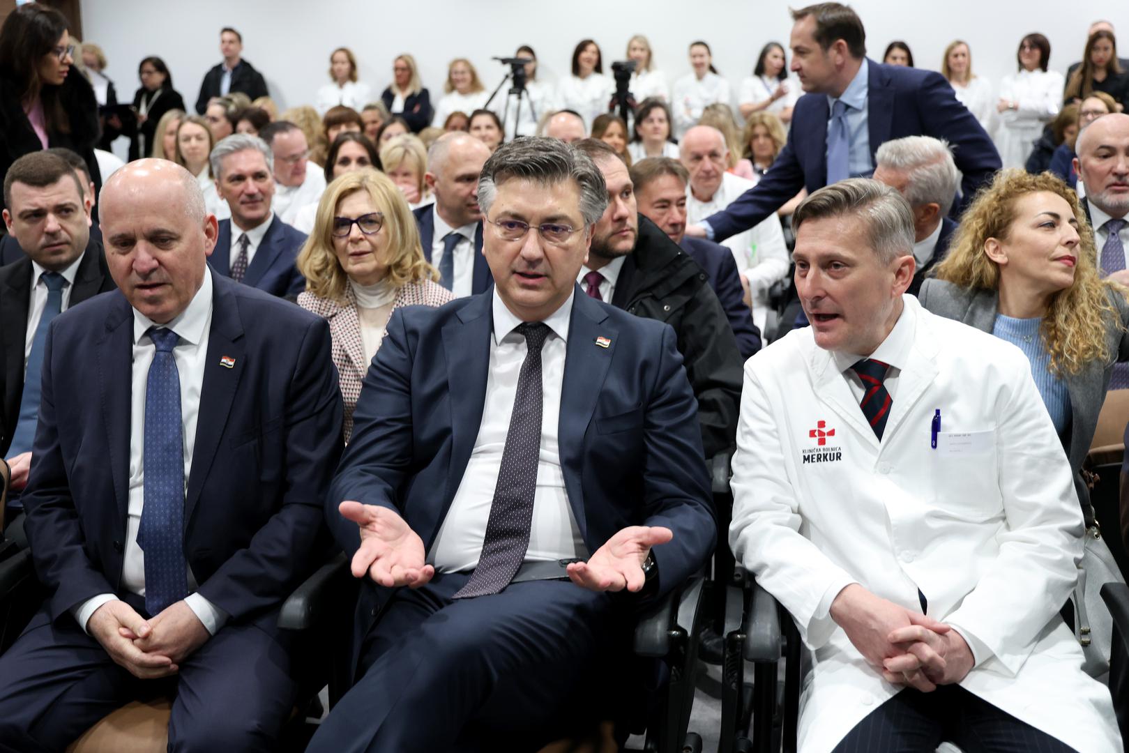 Premijer Plenković obići će i kuću Heinzel, (zgradu HINA-e) (11.10 sati, Marulićev trg 16). Uz premijera Plenkovića bit će potpredsjednik Vlade i ministar graditeljstva Branko Bačić, ministrica kulture i medija Nina Obuljen Koržinek, ministrica zdravstva Irena Hrstić i ravnatelj SAFU-a Dragan Jelić.