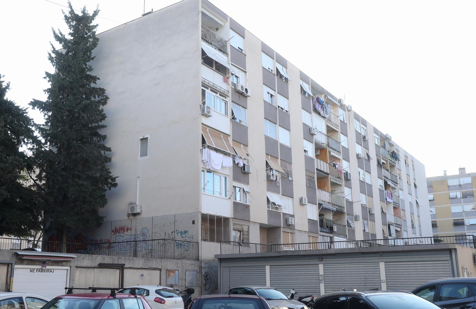 Stanovnici i prolaznici u splitskoj Slavonskoj ulici, na kućnom broju 11, svjedočili su neobičnom prizoru – netko je probio prozor na fasadi zgrade.