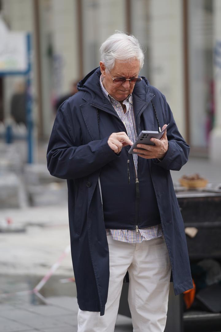 Bio je dobro raspoložen i nasmijan, te je kratko zastao kako bi porazgovarao s poznanikom te odgovorio na poruku koju je dobio na mobitel. 