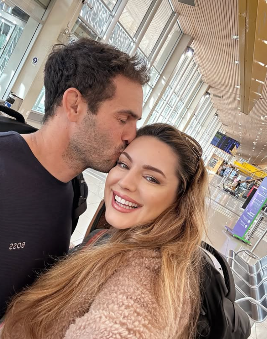 "Smatram da je tjedan dana bez intime s partnerom previše. Ako nakon tog vremena nitko ne inicira odnos, to postaje neobično. Dok smo na odmoru, aktivni smo svakodnevno, no kod kuće je to teže održati. Ponekad pas spava s nama u krevetu pa se osjećamo kao cimeri! Teško je stalno održavati tu iskru i definitivno nismo aktivni svaki dan kad smo kod kuće", otkrila je Brook.