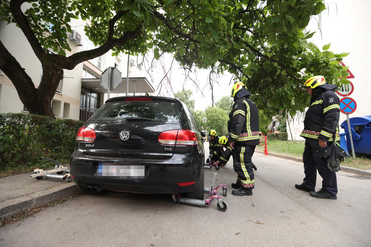 Zagreb: Zbog nepropisno parkiranog automobila,  vatrogascima je bilo otežano uklanjanje grane