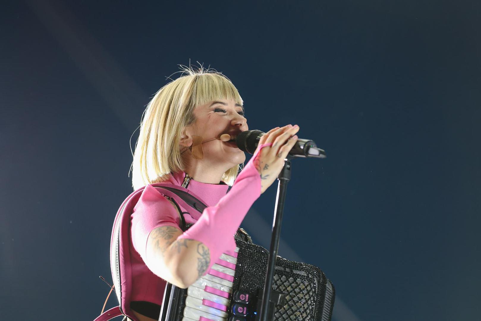 Događaj "Stela Rade Music Show: Car Experience Edition" na Gradskom stadionu ponudio je cjelodnevno iskustvo koje je počelo atraktivnim "car meetom" i druženjem s fanovima, a kulminiralo večernjim koncertom.