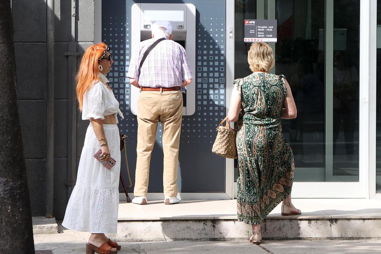 Šibenik: Umirovljenici ?ekaju  ispred banke za podizanje mirovina