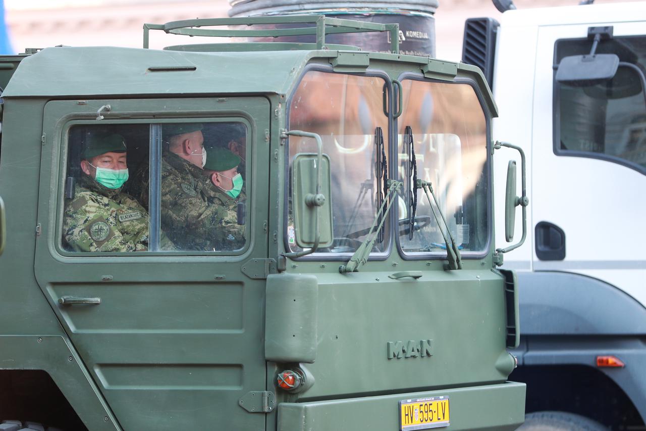 Vojska na Trgu bana Jelačića sanira štetu od potresa