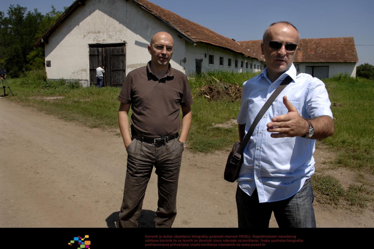 Predrag Matic Fred i Zoran Sangut ispred zgrade gdje su bili zatoceni i muceni
