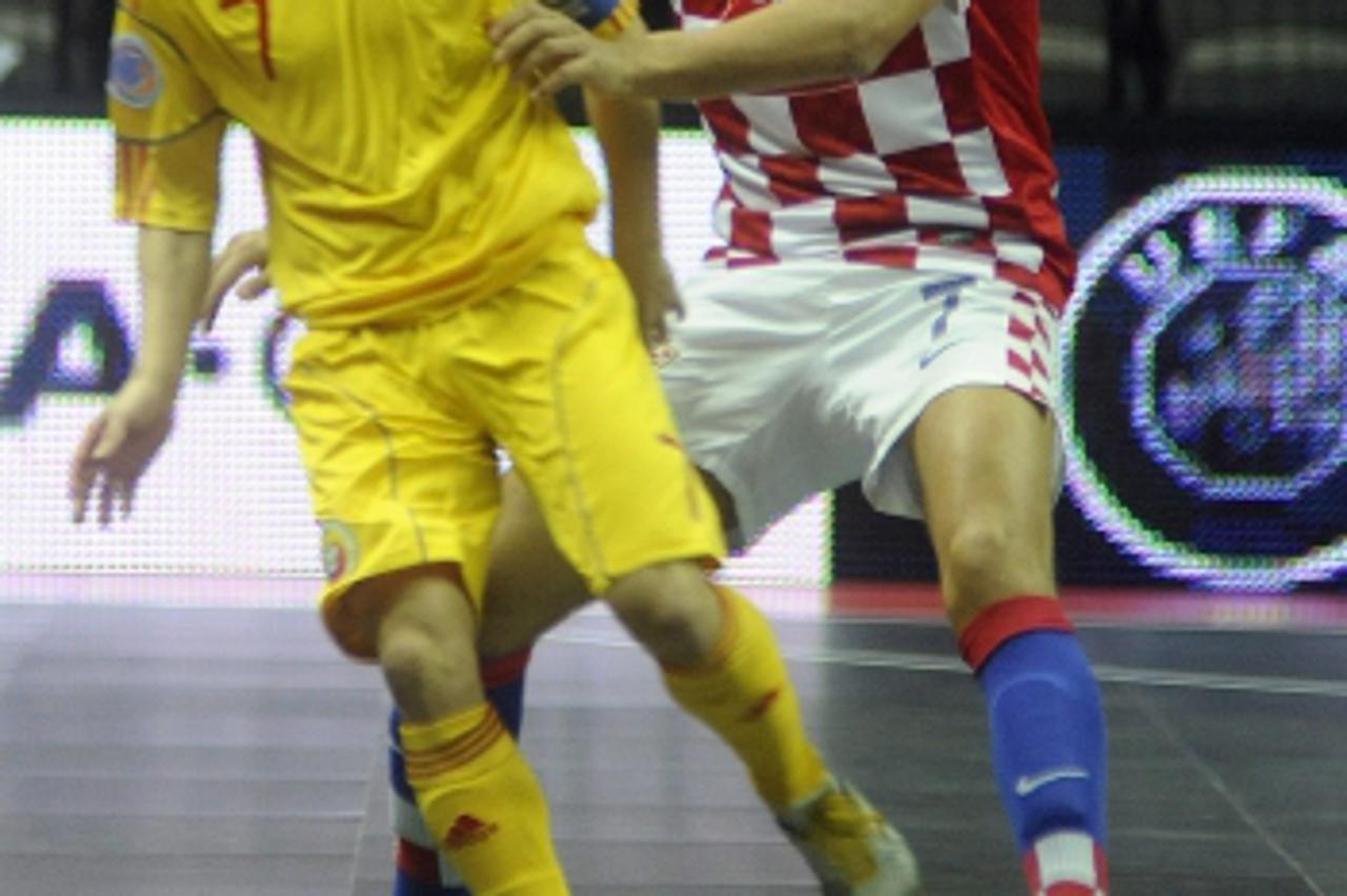'31.01.2012., Spaladium Arena, Split - Europsko prvenstvo u malom nogometu, UEFA Futsal EURO 2012., Hrvatska - Rumunjska. Franko Jelovcic, Robert Lupu. Photo: Tino Juric/PIXSELL'