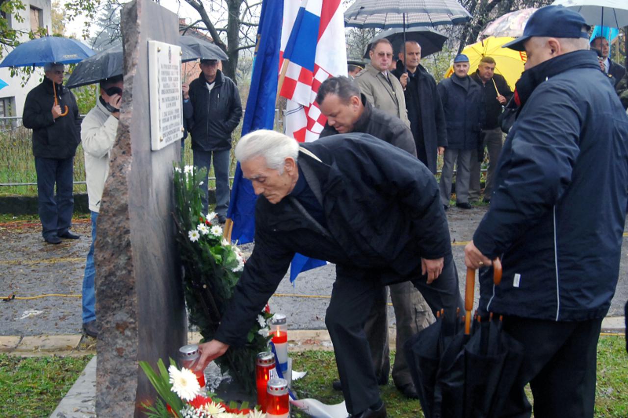 \'18.10.2010., Moscenica - Kod spomen ploce na mjestu razmjene branitelja i civila svijecu je polozio i general Bozo Budimir,ratni zapovjednik OG za Sisak i Baniju. Photo:Nikola Cutuk/PIXSELL\'