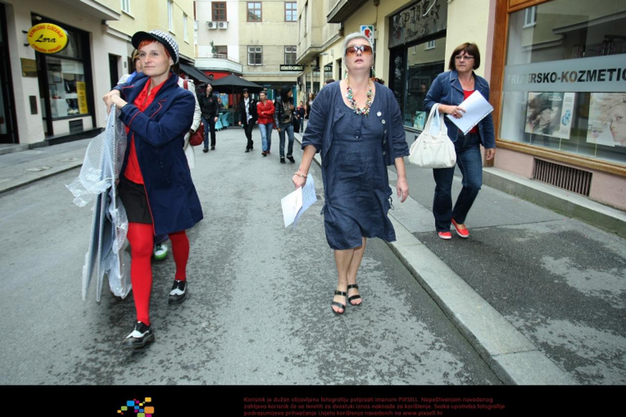 '06.09.2010., Ministarstvo pravosudja, Dezmanov prolaz 6 , Zagreb - Neva Tolle sa svojim suradnicama i prijateljima iz Autonomne zenske kuce krenule je jutros na cetiri odredista predati svoje zahtjev