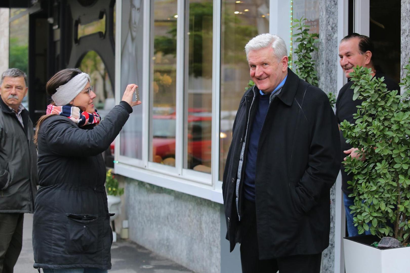 Novinari su Todorića dočekali ispred Nene, a on je dobro raspoložen najavio da ide na izbore.
