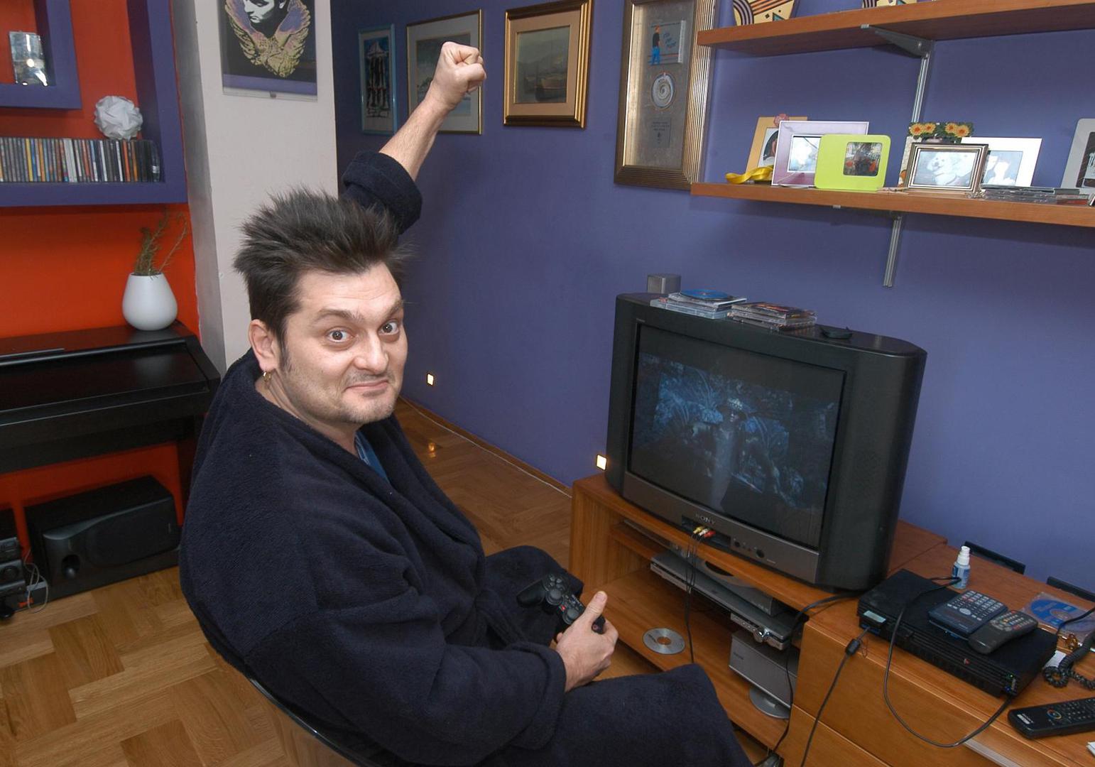 Album "Priroda i društvo" iz 1993. donio je mračniji, tehno zvuk i ozbiljnije teme, poput pjesme "Split Junkie". Iako komercijalno manje uspješan, album je pokazao njegovu spremnost na eksperimentiranje i umjetničko sazrijevanje. Upravo na tom albumu nalazi se i jedna od najljepših balada hrvatske glazbe, "Rušila sam mostove od sna", antologijski duet s karizmatičnom Josipom Lisac.
