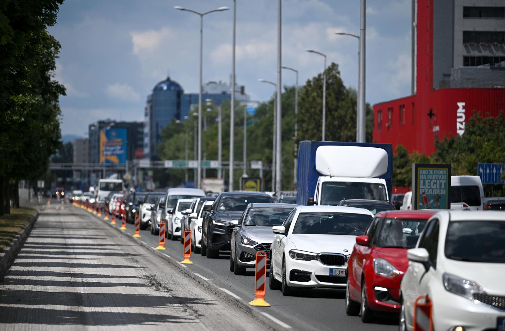 Asfaltira se južna traka južnog kolnika prometnice, što je stvorilo velike prometne gužve.