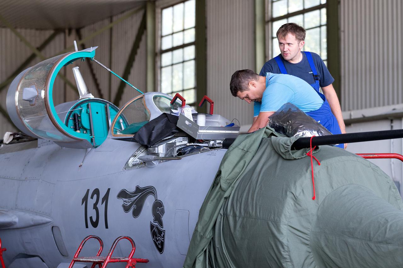 25.08.2014., Zagreb -  Predsjednik Republike Ivo Josipovic posjetio je Zapovjednistvo Hrvatskog ratnog zrakoplovstva i protuzracne obrane u vojarni Pukovnik Marko Zivkovic. Zrakoplovi Mig-21 na remontu u hangaru.   Photo: Davor Puklavec/PIXSELL