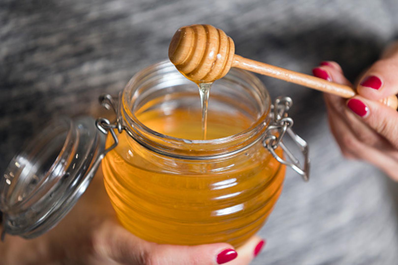 Med je odličan za zdravlje, a njegova dobra strana je što može trajati dugo. Jedina promjena je kristalizacija, ali to je samo znak da se radi o domaćem medu. 