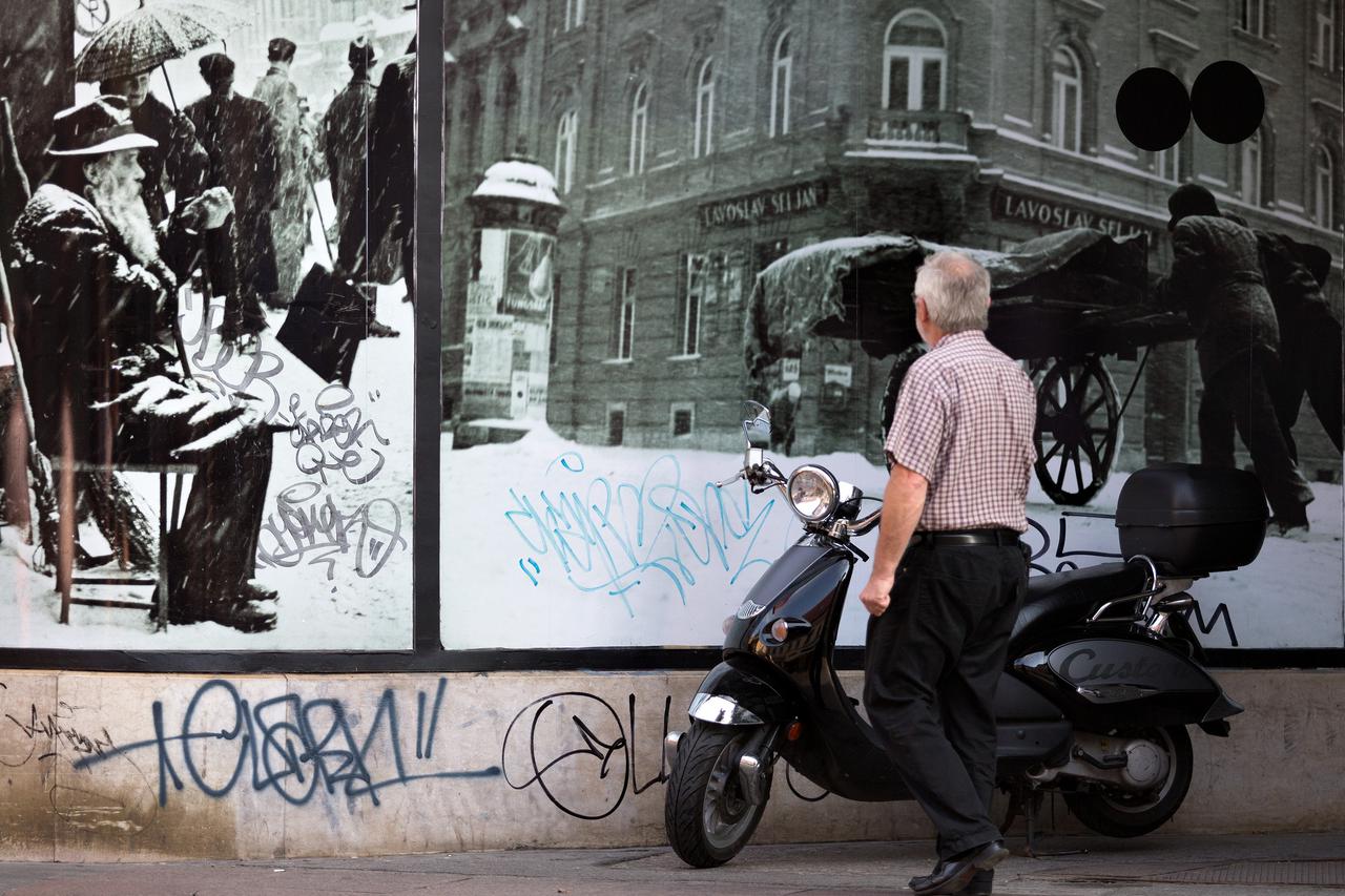 20.08.2014., Zagreb - U najduzoj zagrebackoj ulici - Ilici, na potezu od Frankopanske ulice do Trga bana Jelacica gotovo da nije moguce pronaci zid, fasadu ili izlog koji nije ukrasen grafitima.   Photo: Davor Puklavec/PIXSELL
