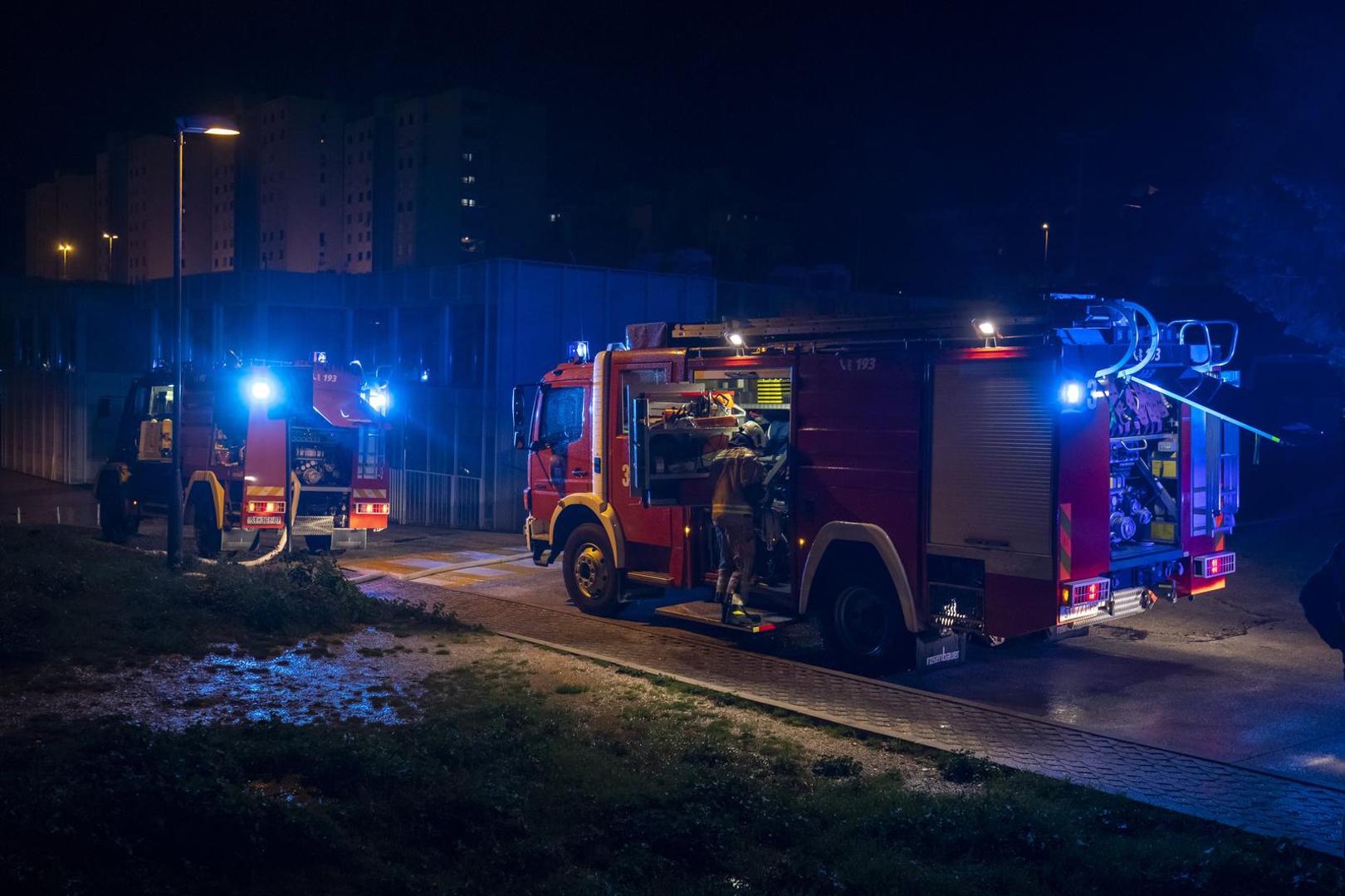 03.12.2021., Split - Malo prije ponoci planuo je pozar na donjoj etazi garaze na Pujankama gdje je izgorjelo nekoliko motora i automobila. 
