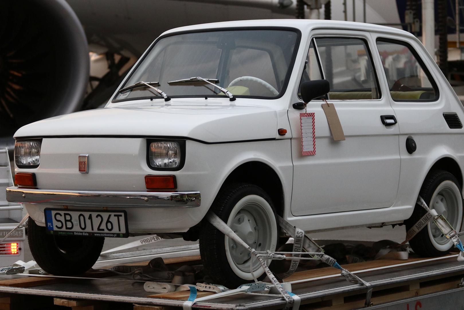 Naime, Tomu Hanksu kao suvenir šalju Fiat 126p, popularnu peglicu koja se uglavnom proizvodila u tvornici u Poljskoj.