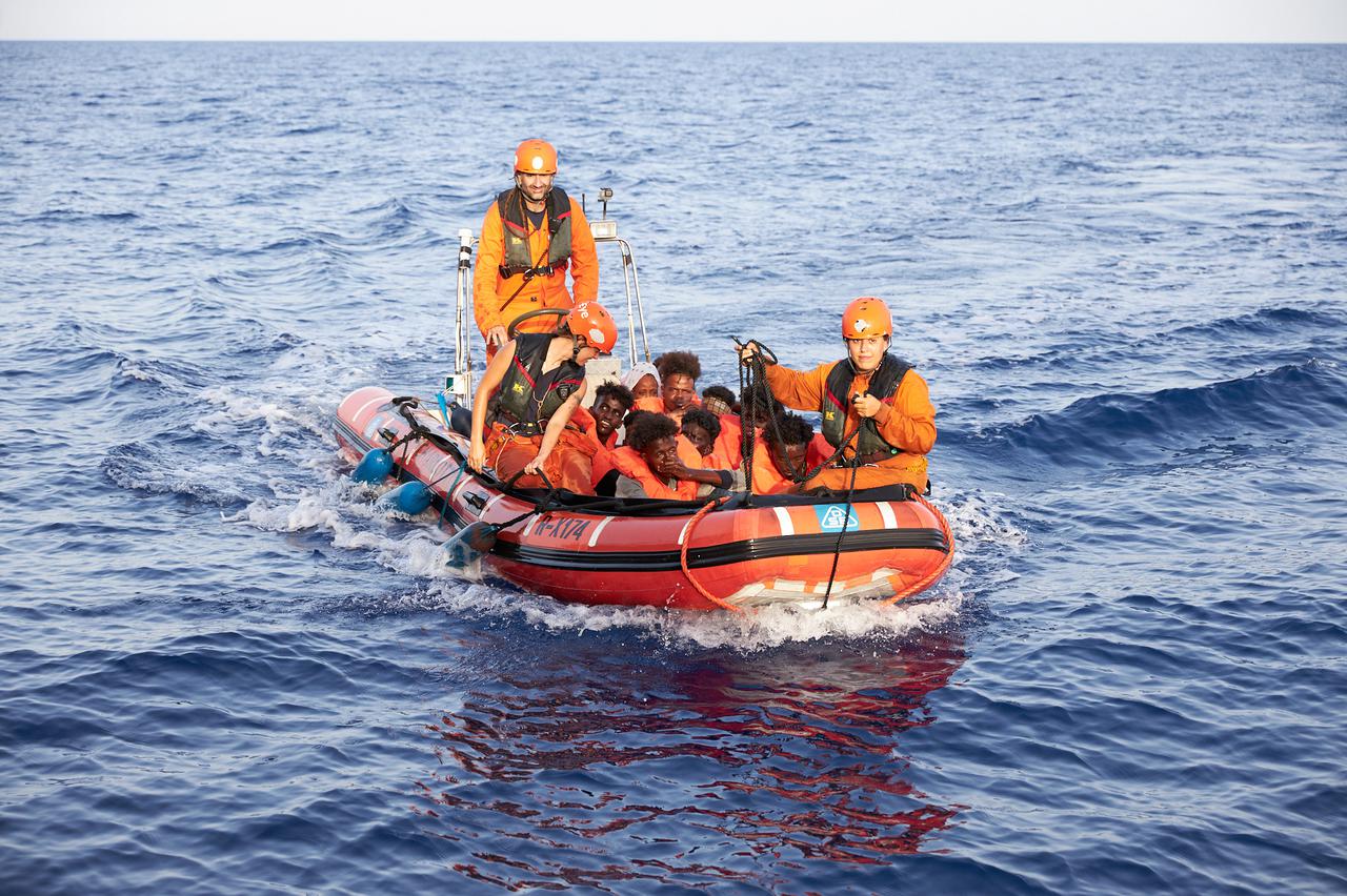 Spašeni migranti pored libijske obale