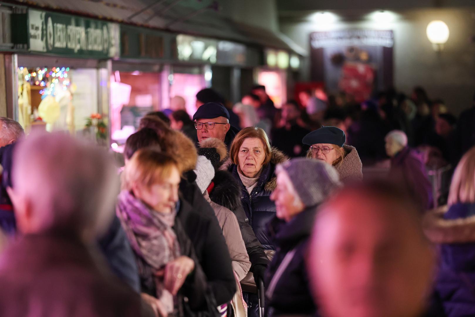 Građani kupuju domaće zelje, odojke, purice, ribu, jaja, povrće i sve što im je potrebno za preostale dane blagdana i doček Nove godine. 
