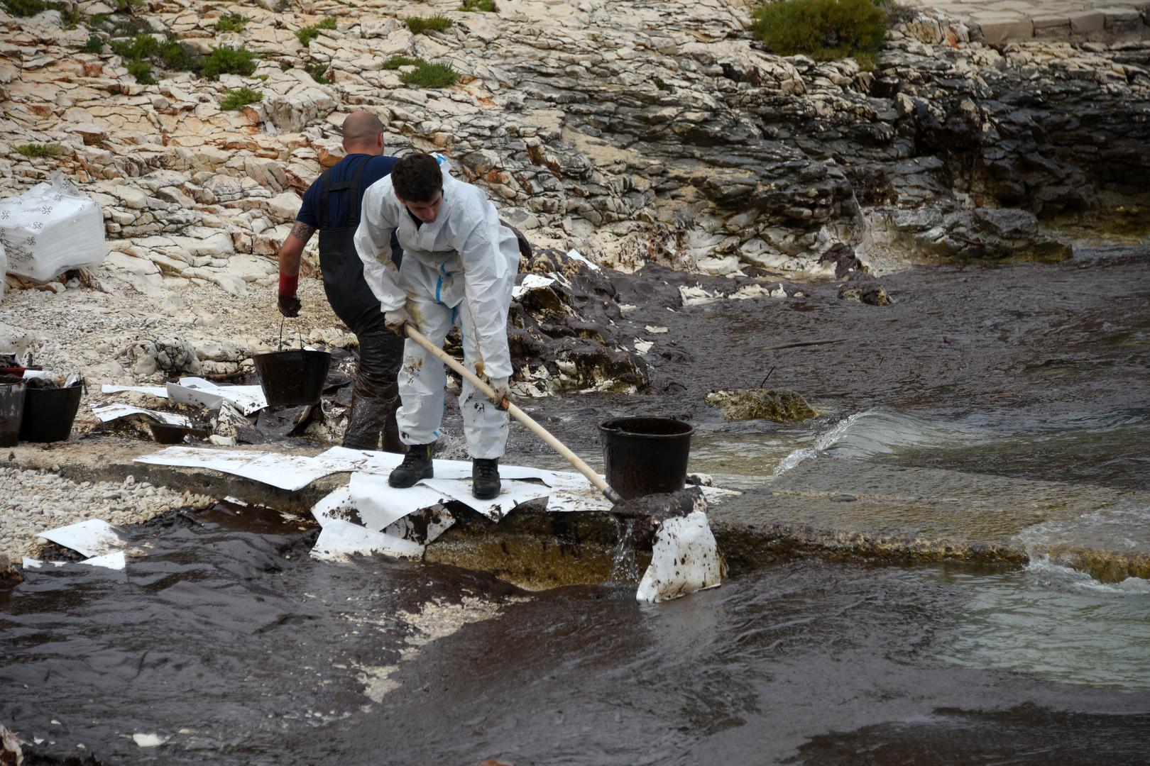 Načelnik općine Medulin Ivan Kirac zahvalio je svim službama na terenu koji "pružaju nadljudske napore kako bi se spriječilo širenje onečišćenja", naglasio je. 