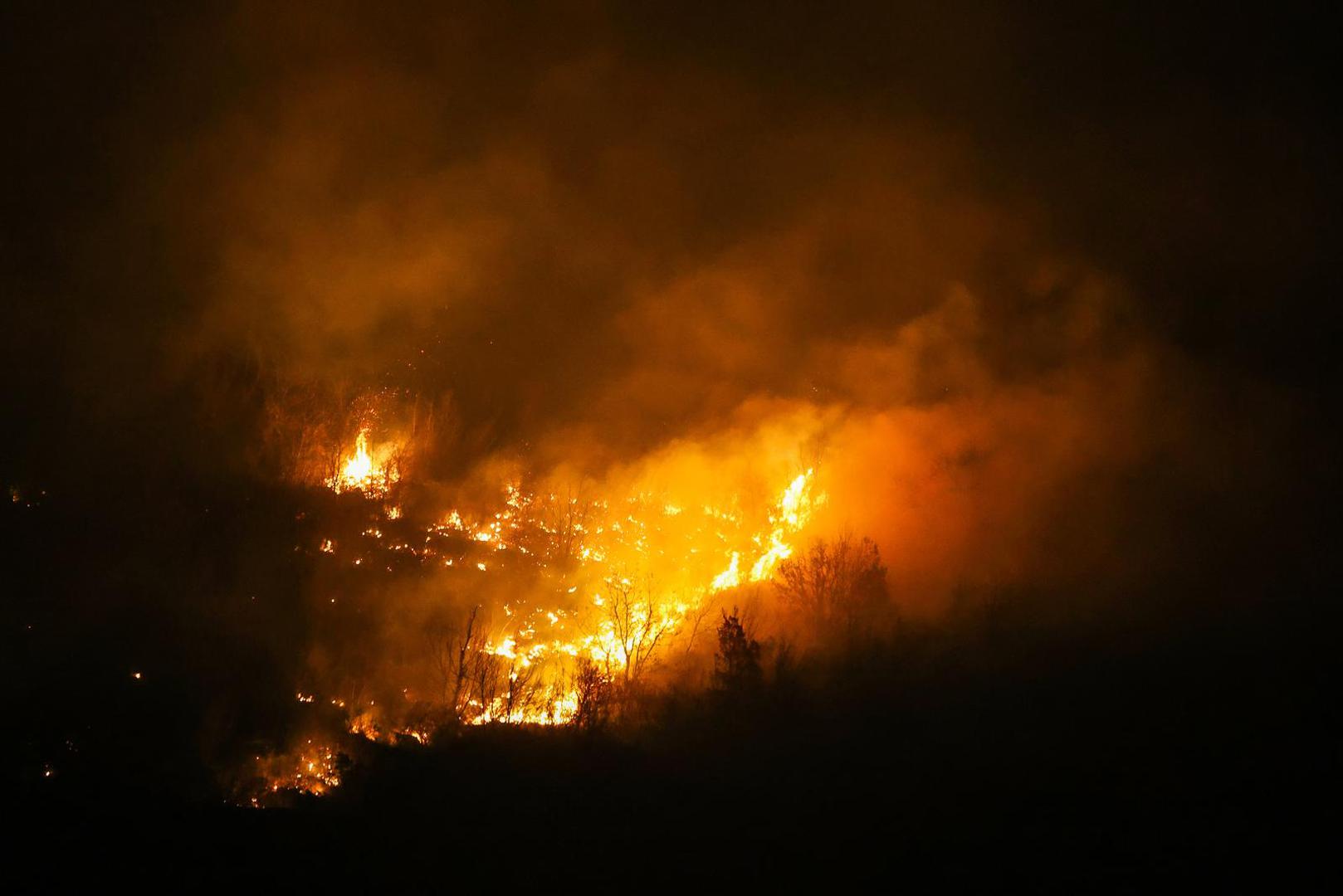 05.02.2025., Susnjevica- Danas oko 15 sati izbio je požar podno Učke, na području Kožljaka, točnije Jasenovika. Gori trava i nisko raslinje, a tamošnje kuće nisu ugrožene. Na terenu je 50 vatrogasaca s 15 vozila.  Photo: Srecko Niketic/PIXSELL