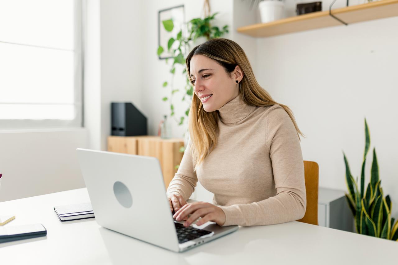 žena kompjuter ured