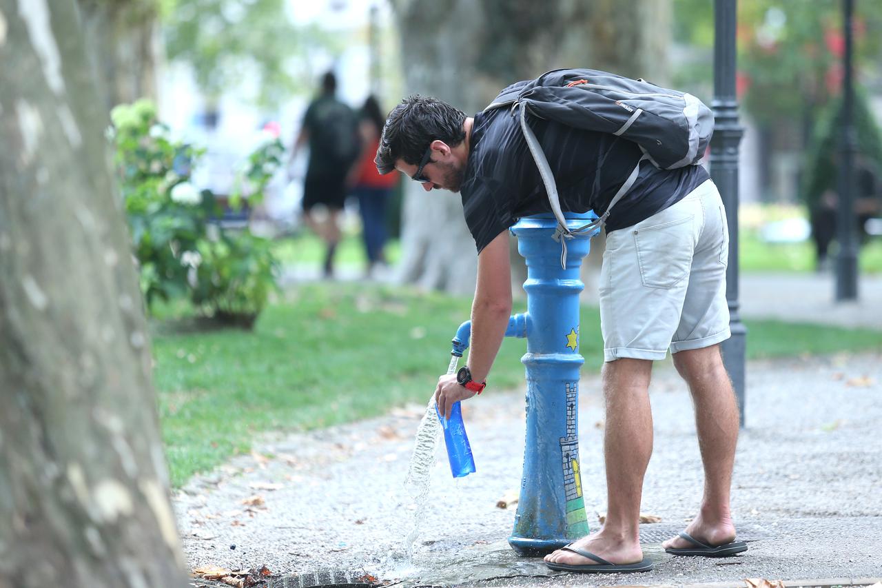 Zagreb: Pumpa za vodu na Zrinjevcu omiljena je postaja prolaznika